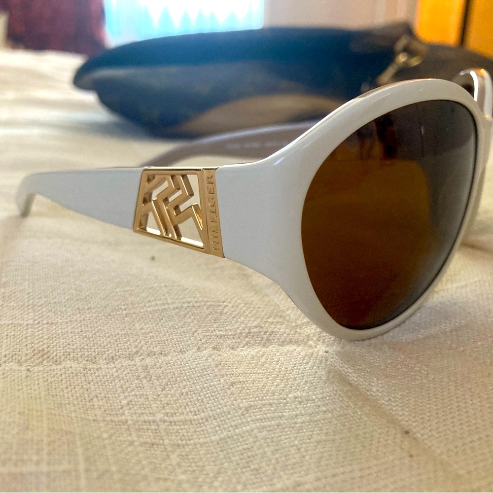 Vintage Tommy Hilfiger sunglasses 
Condition: new